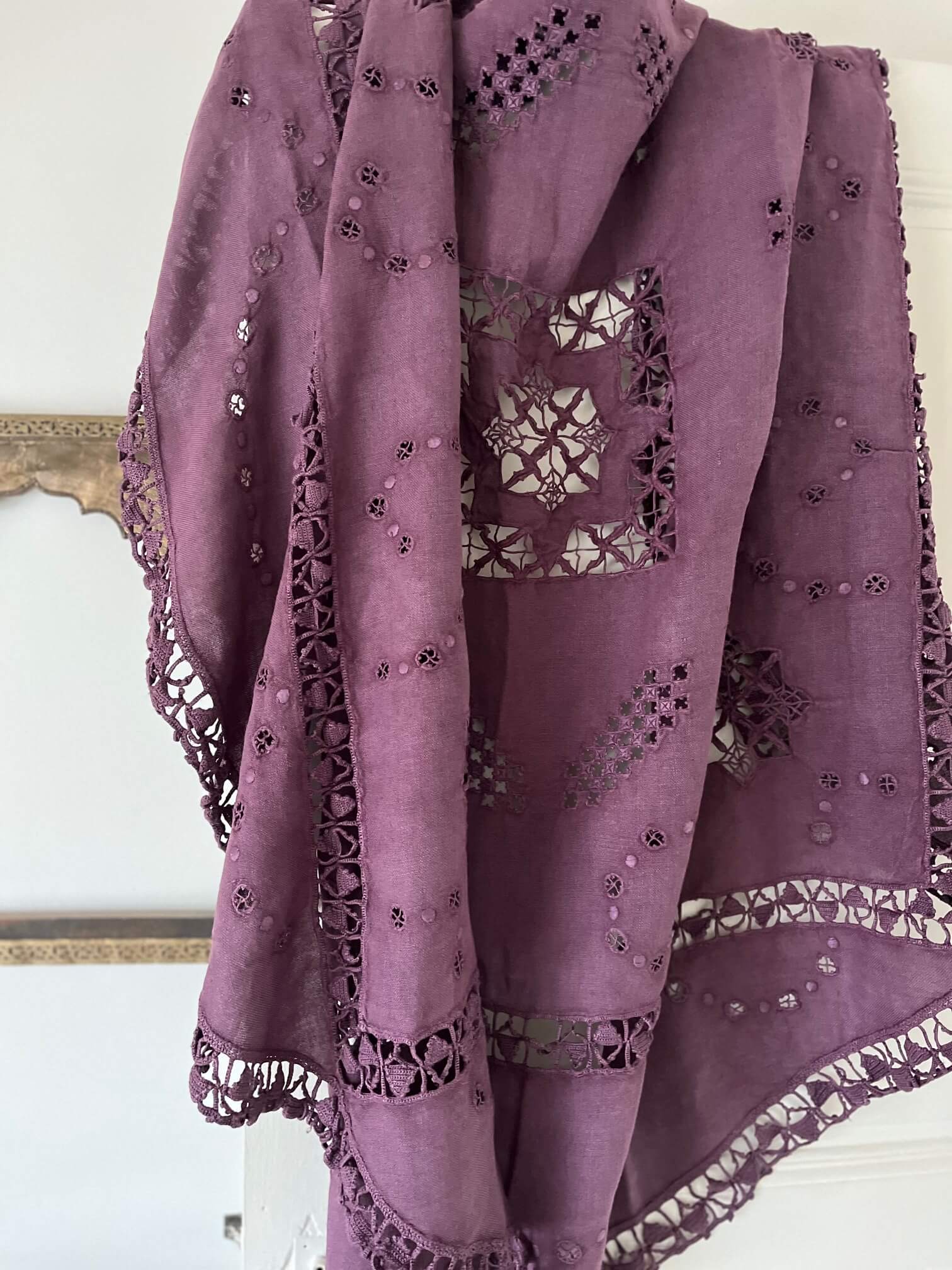 Nappe vintage en coton ancien couleur aubergine – pièce artisanale