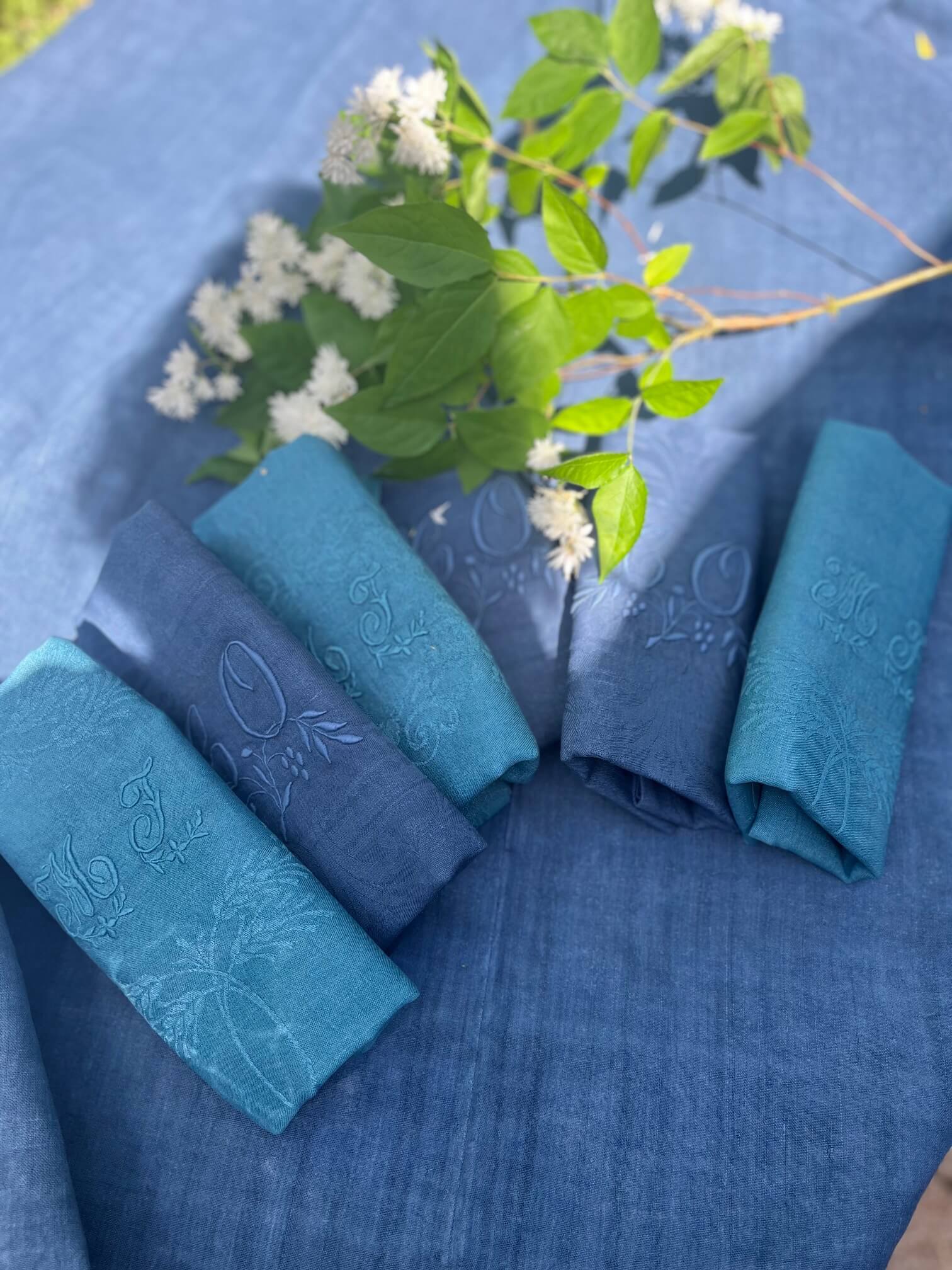 Nappe ancienne teinte à la main bleu nuit en linge ancien français pièce unique