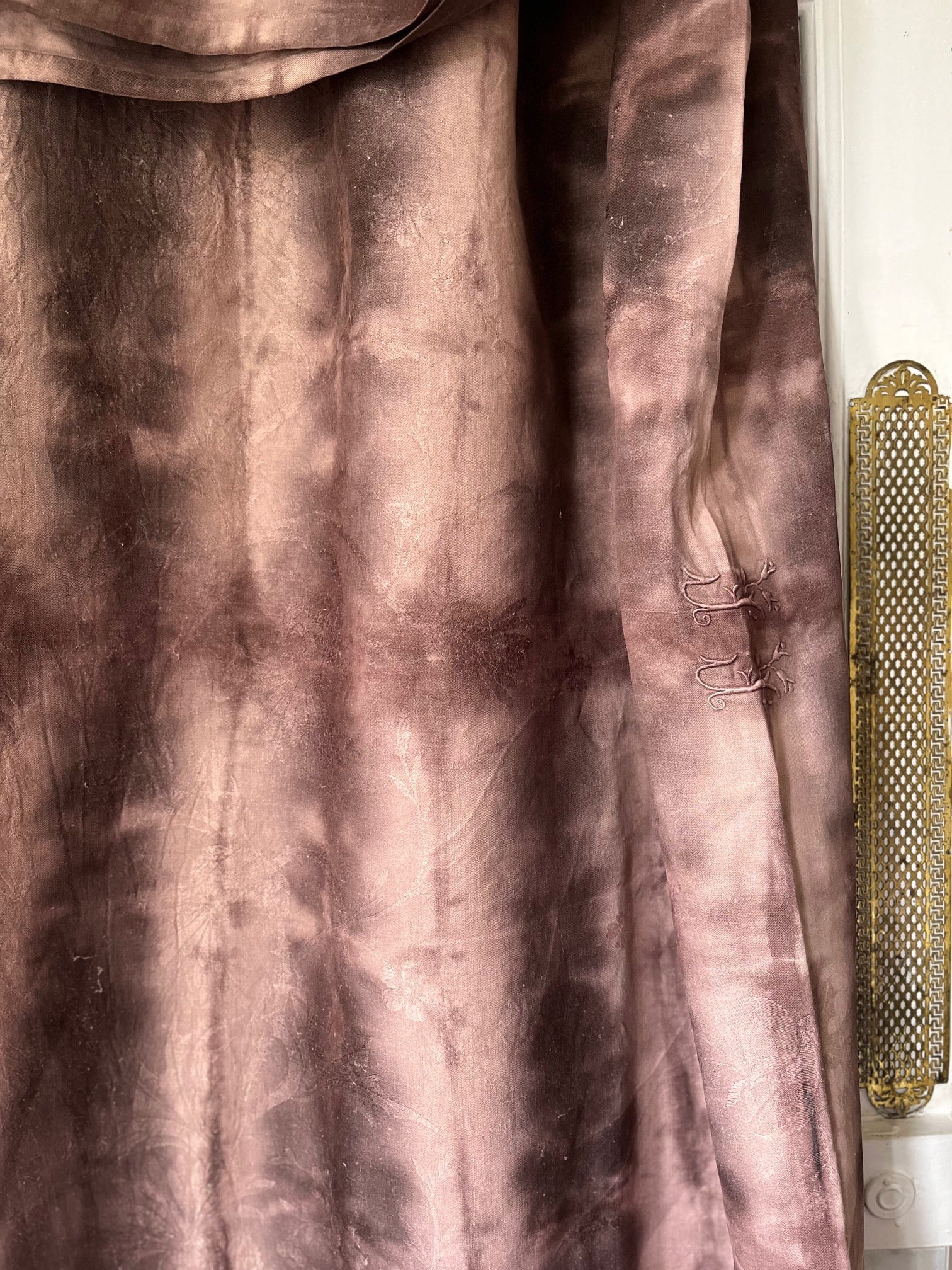 Nappe tie dye chocolat en linge ancien pour décoration bohème et maison de famille