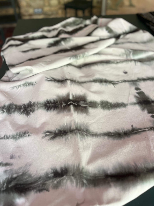 Nappe tie dye noir et blanc en linge ancien français teint à la main suspendue dans un jardin