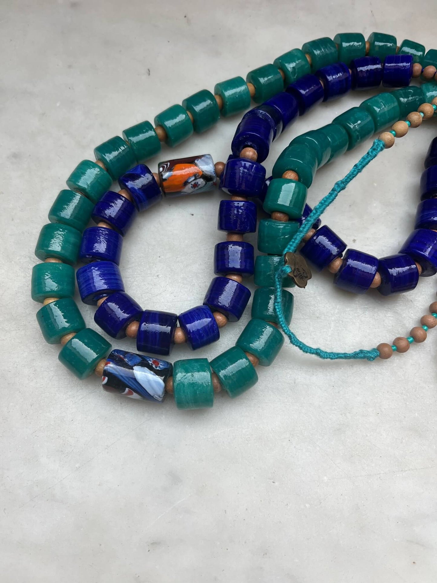 Collier porté style bohème sur tenue femme
