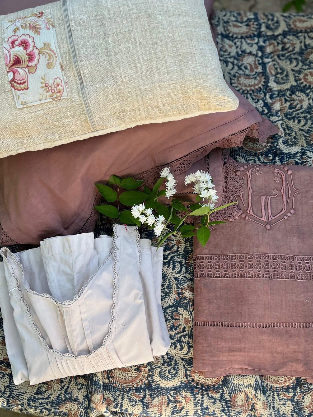 Parure ancienne teintée choco avec drap en lin monogrammé et kantha indien réversible