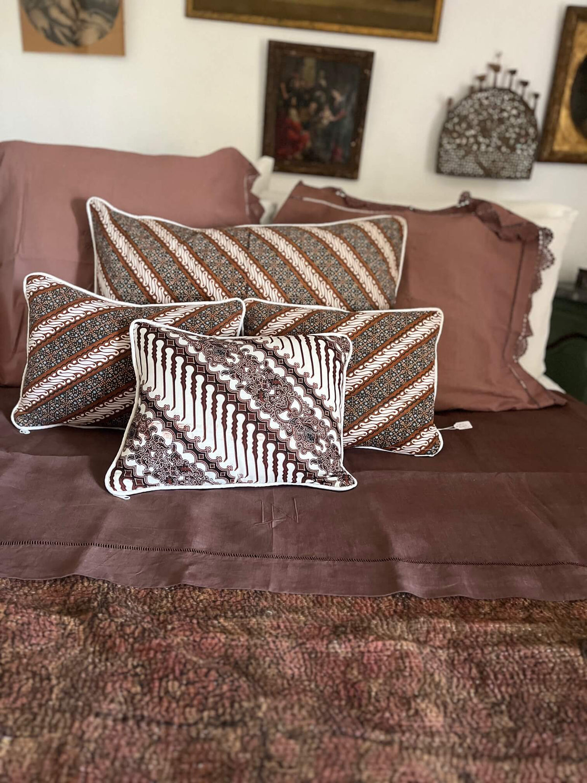Parure ancienne en lin teint moka avec Kantha indien réversible