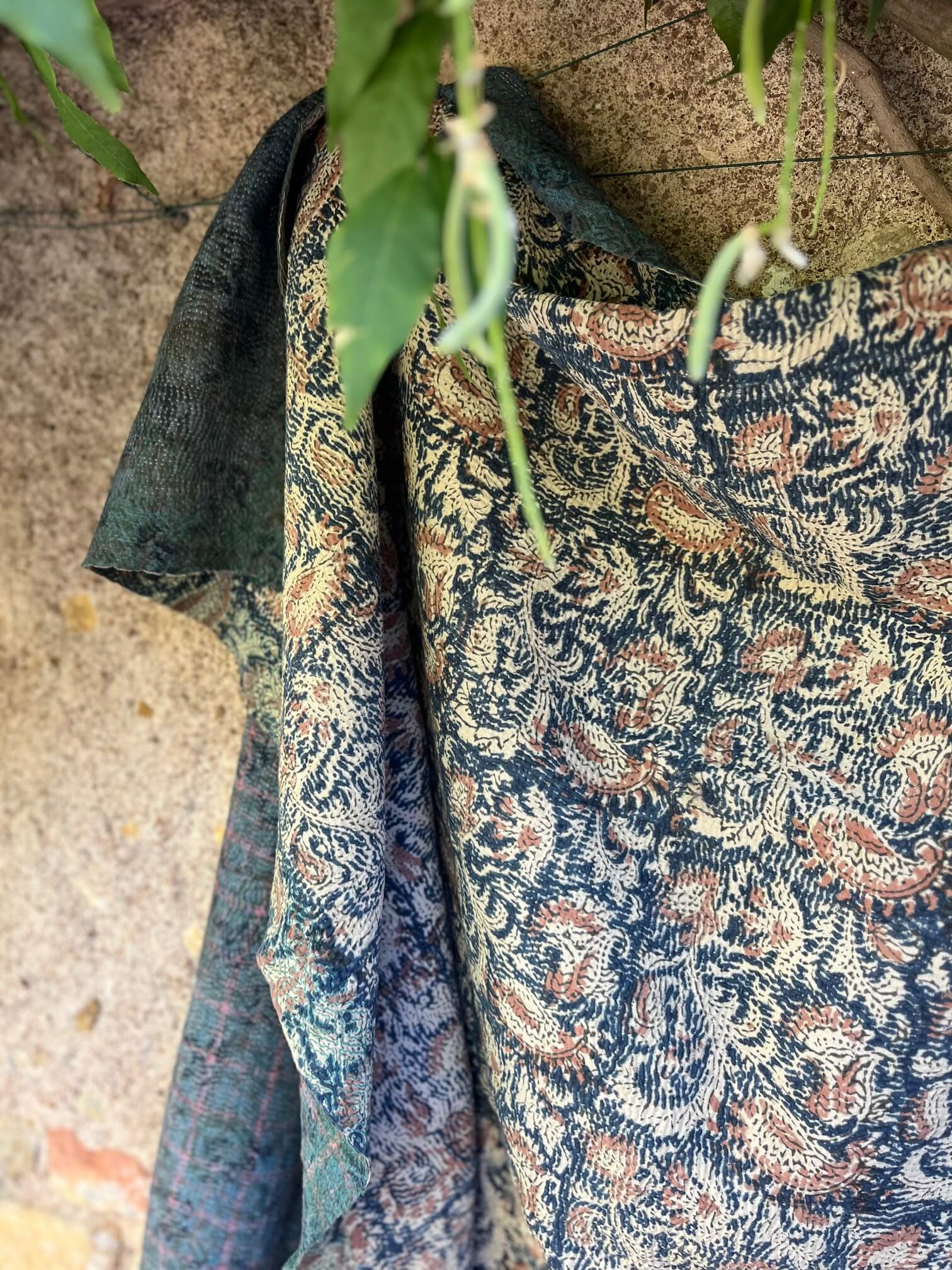 Composition bohème chic avec drap en lin teint, chemise de nuit ancienne et coussin fait main