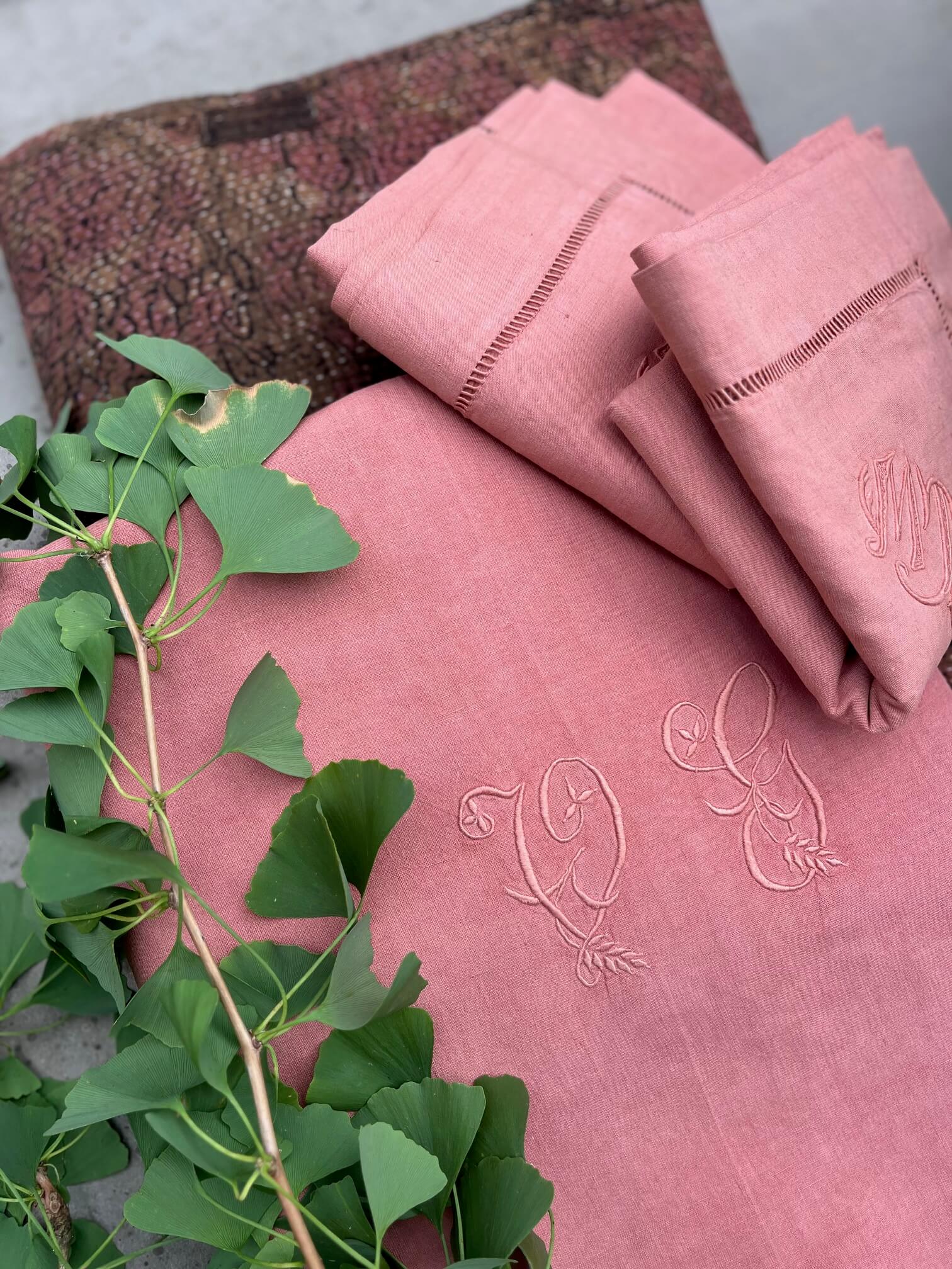 Parure de lit en lin ancien teint terracotta composée d'un drap et de deux taies assorties, linge de maison vintage.