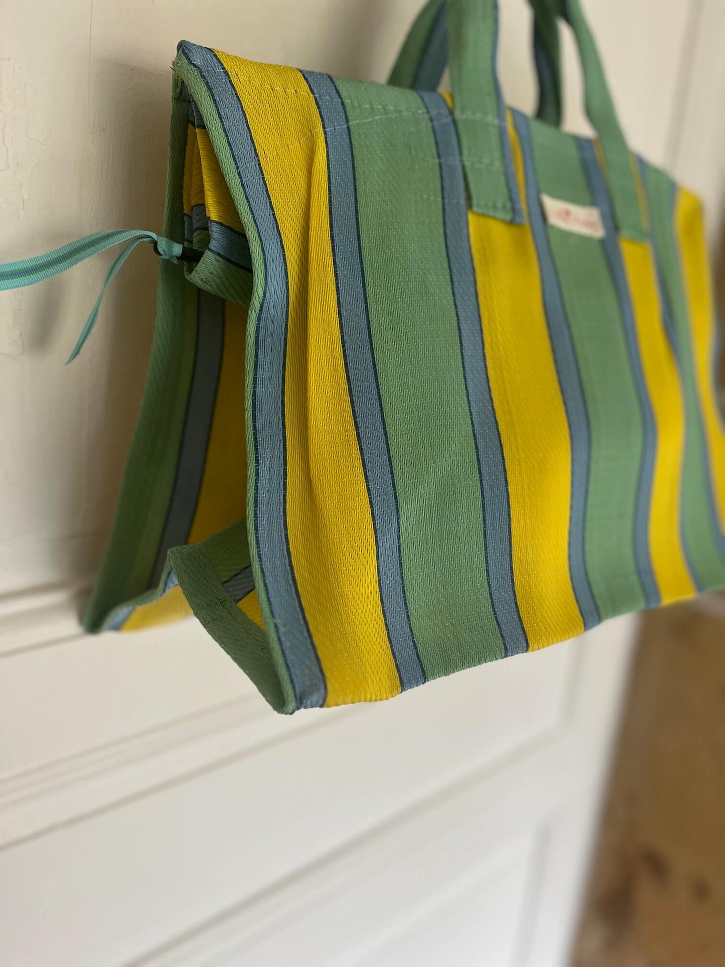 Petit sac cabas rayé en fibre recyclée pratique pour le quotidien et les sorties