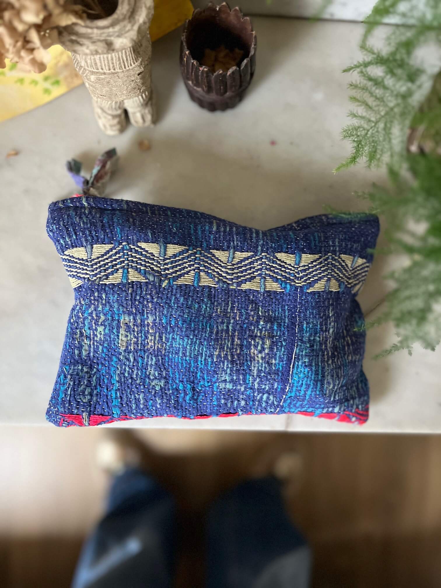 petite pochette indigo à glisser dans son sac