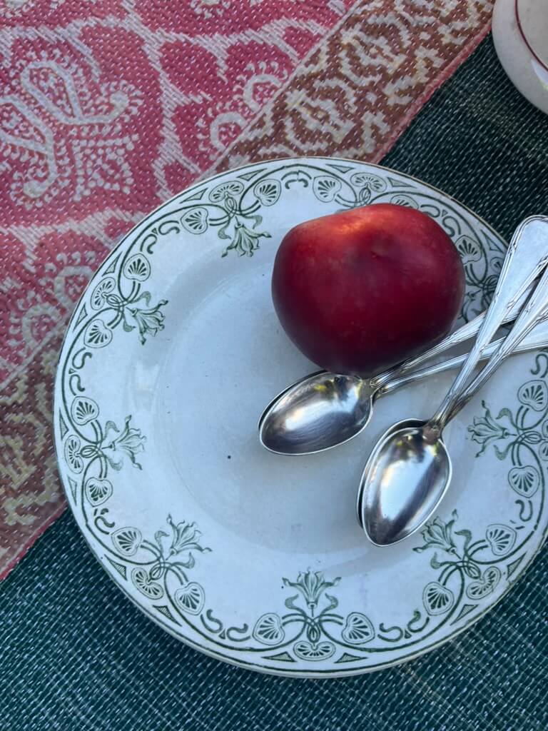 Petites cuillères anciennes argentées dans une ambiance de table vintage française