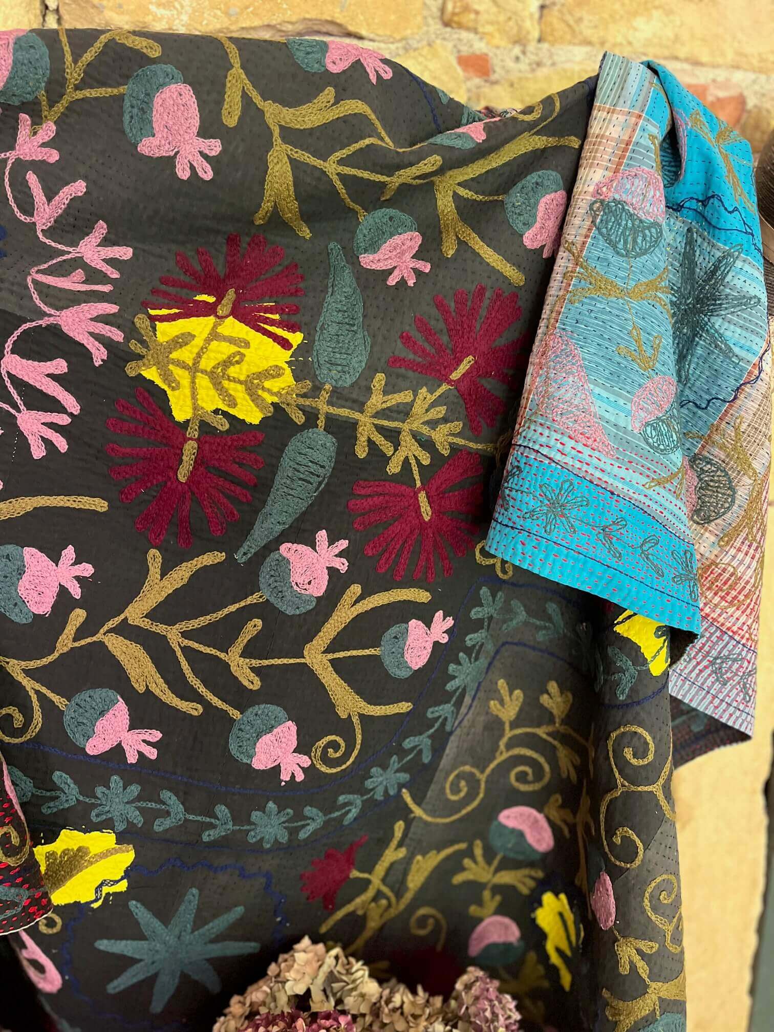 Plaid indien réversible fait main avec broderies florales colorées
