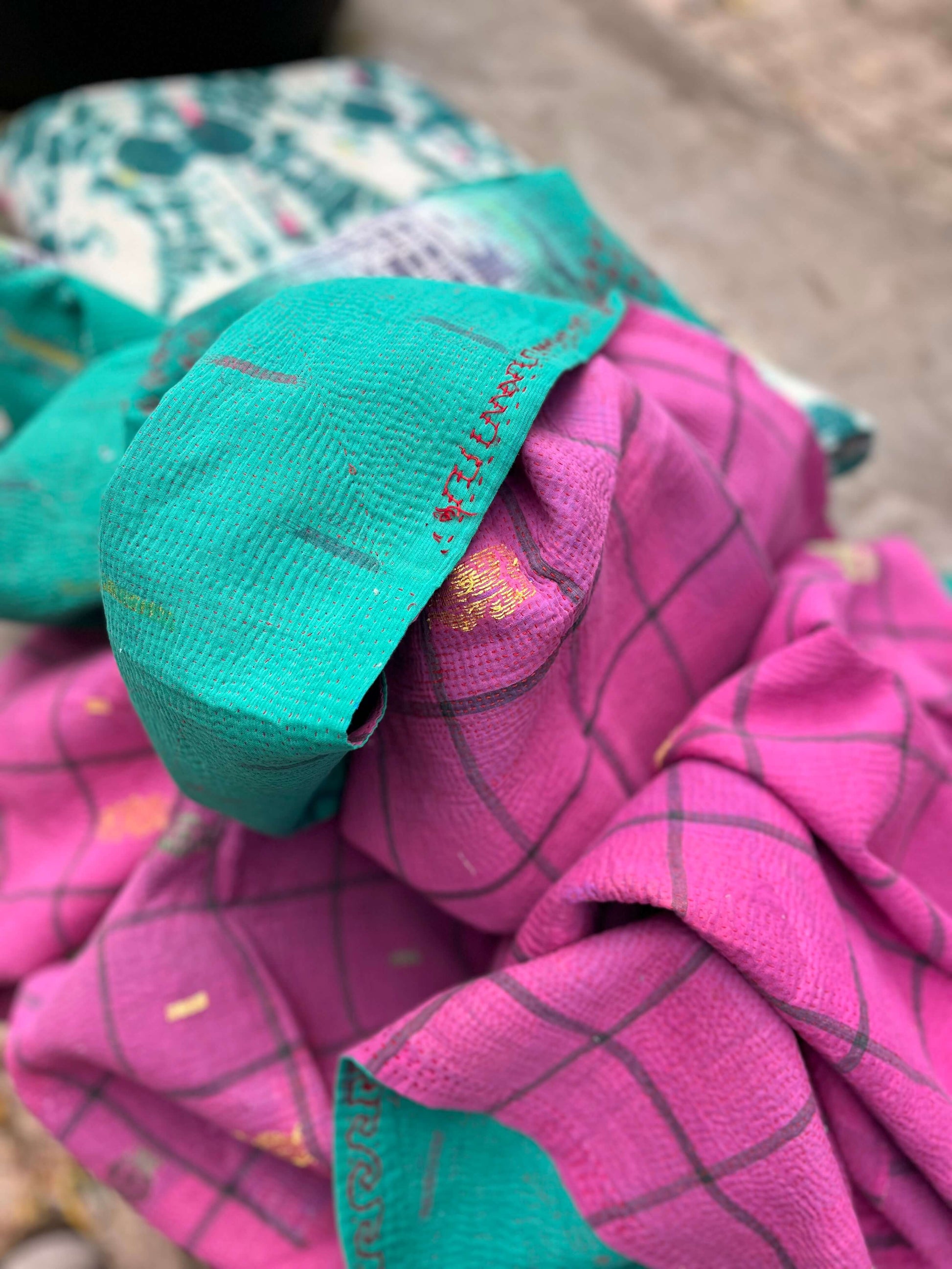 Plaid kantha indien artisanal réversible en coton fushia