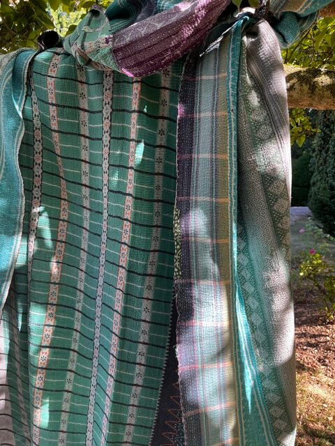 Kantha indien plié aux tons bleu, vert et prune – plaid artisanal réversible en coton.