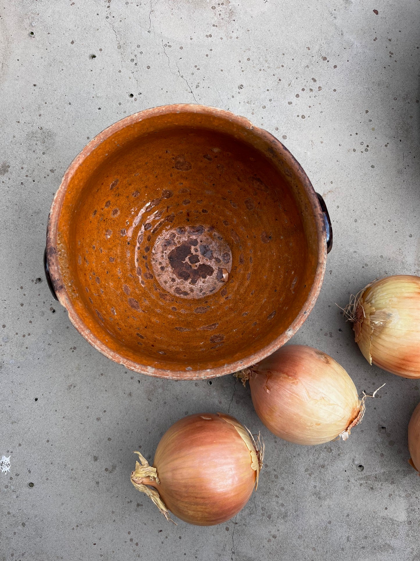 Plat en grès artisanal pour décoration rustique de table	