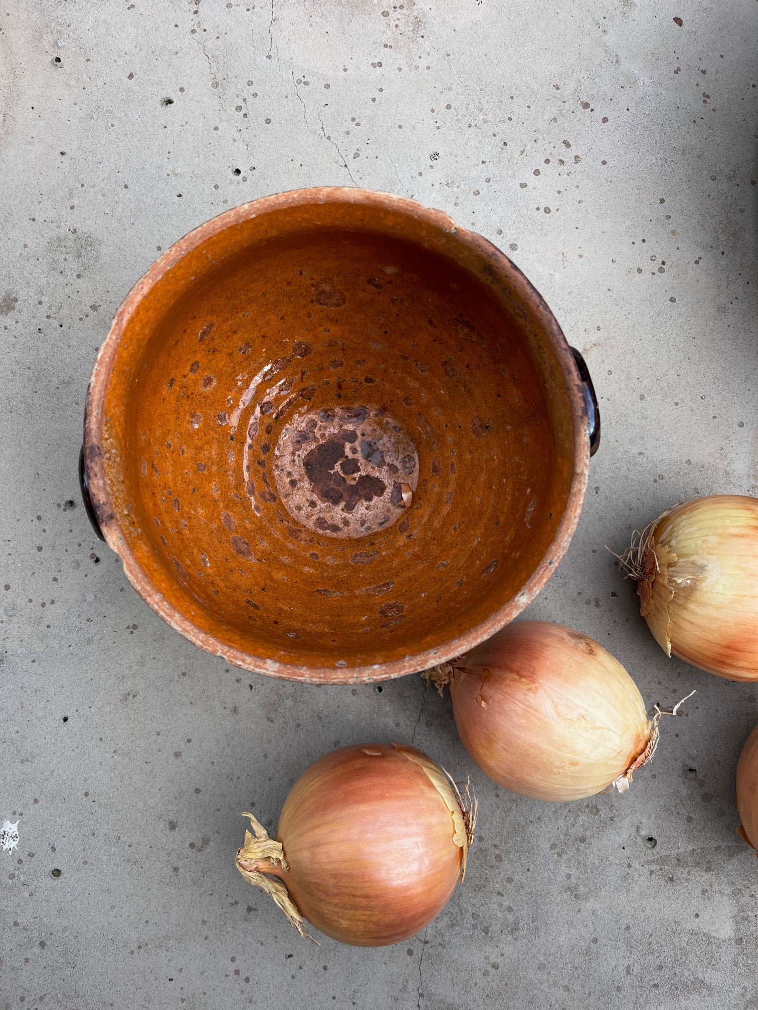Plat en grès artisanal pour décoration rustique de table	