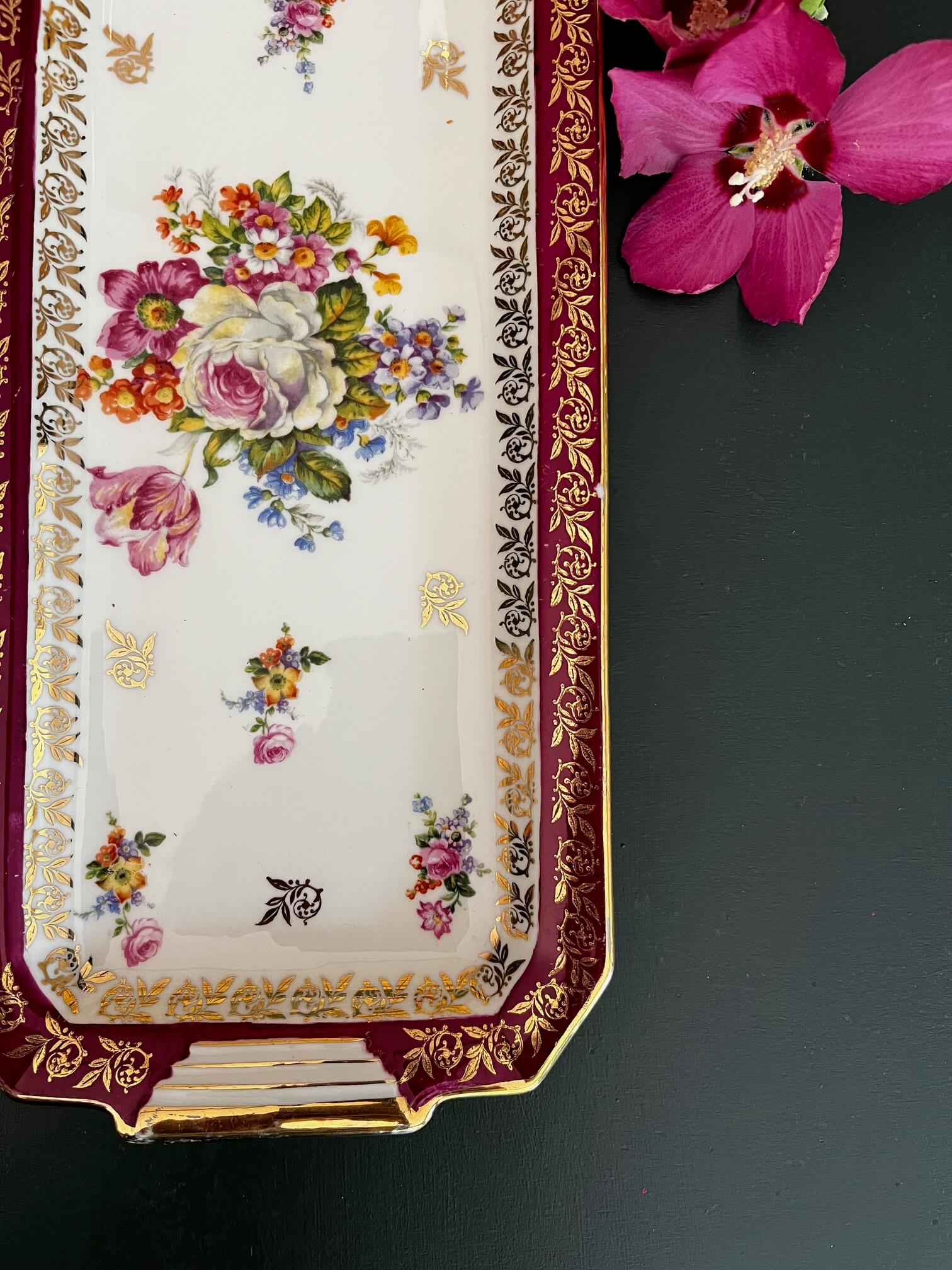 Plat à cake porcelaine avec gâteau servi, vaisselle vintage française pour desserts