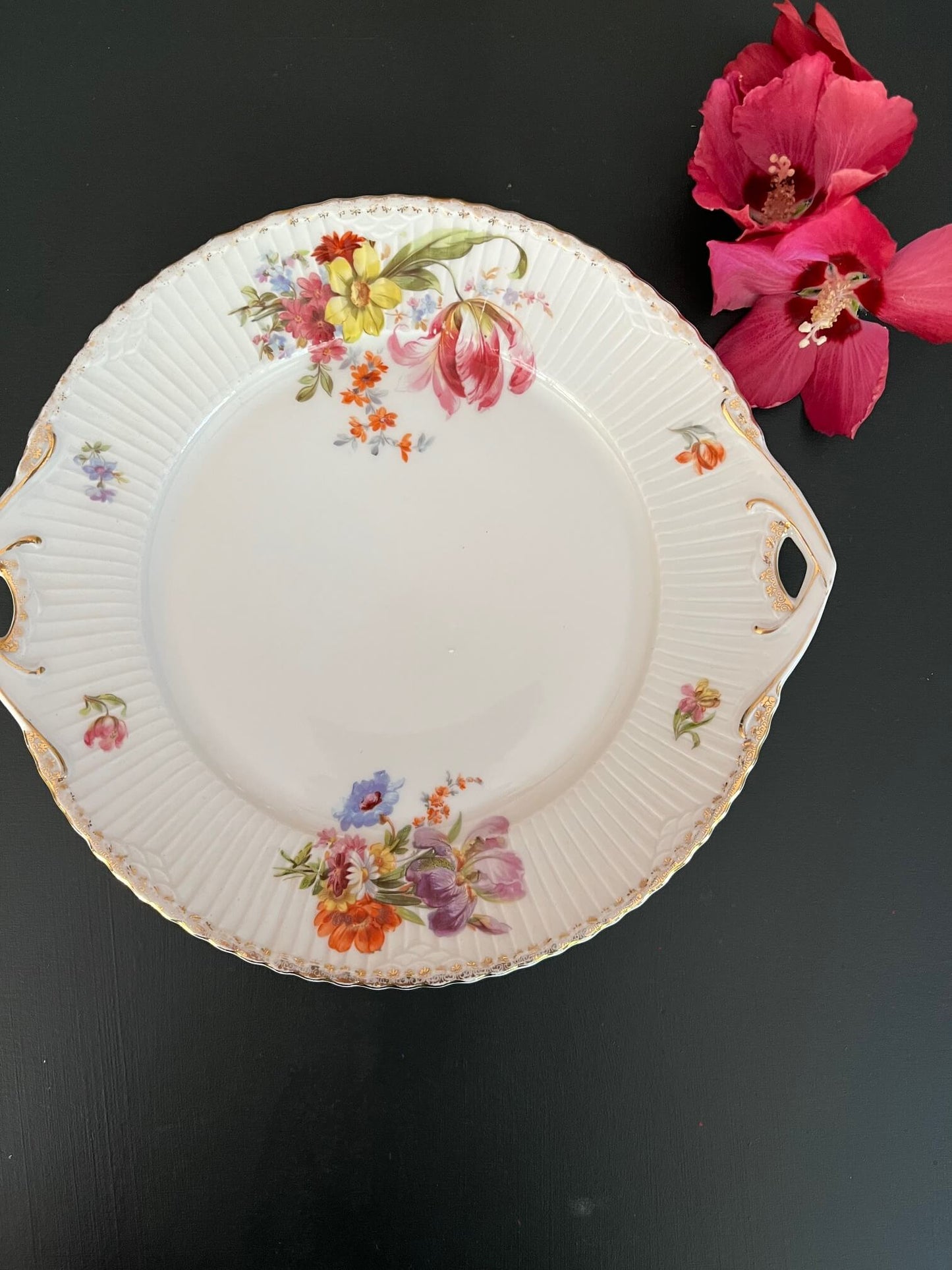 Plat tarte porcelaine vintage avec tarte aux fruits servie, art de la table français authentique