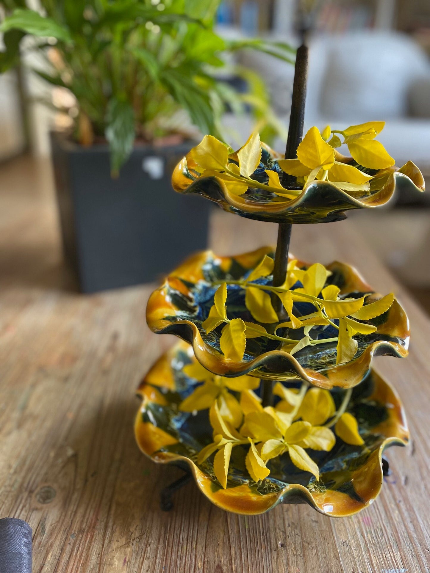 Plat Vallauris vintage en céramique vernissée, décor de table ancien