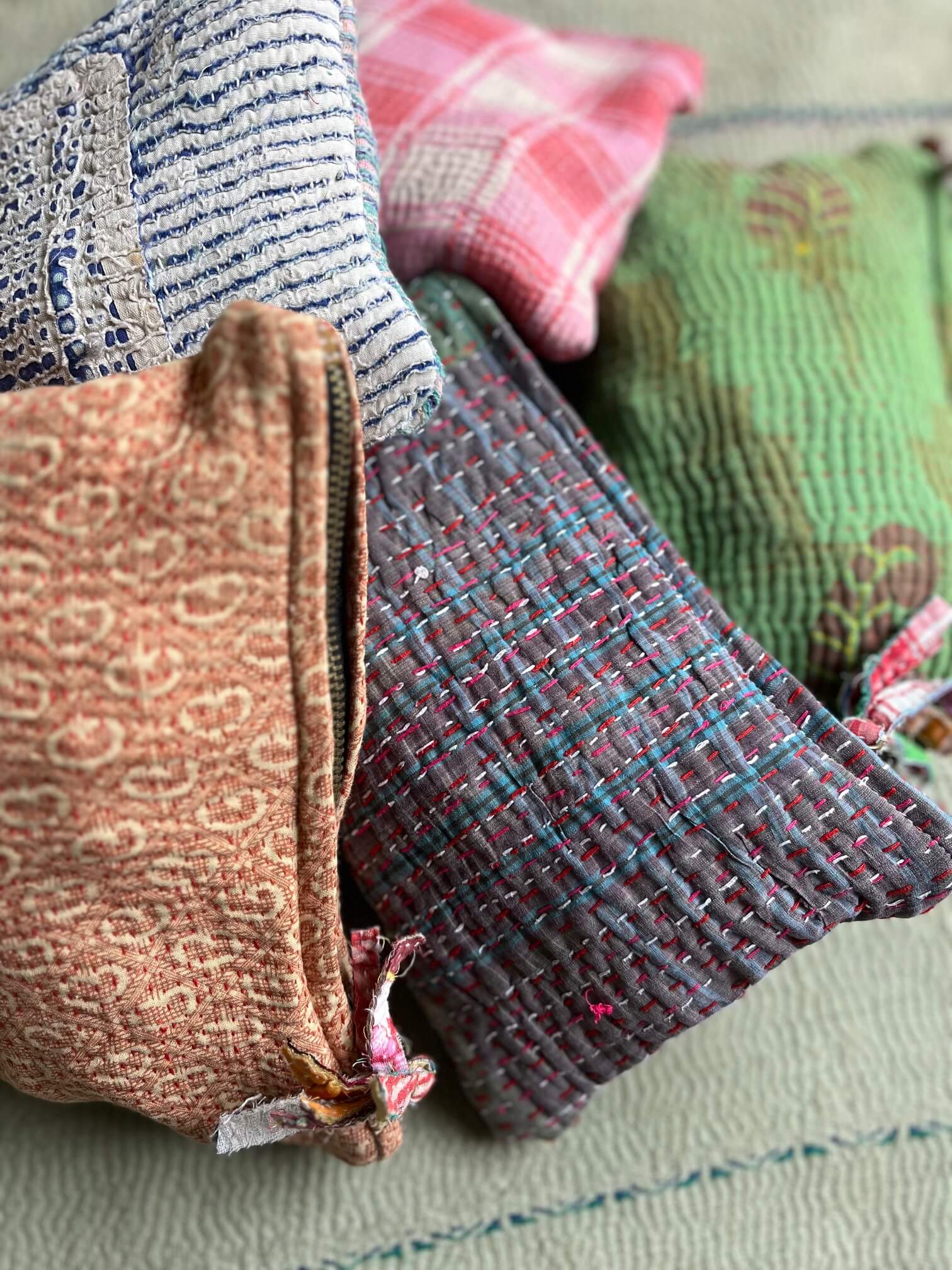 pochettes en kanthas de toutes les couleurs