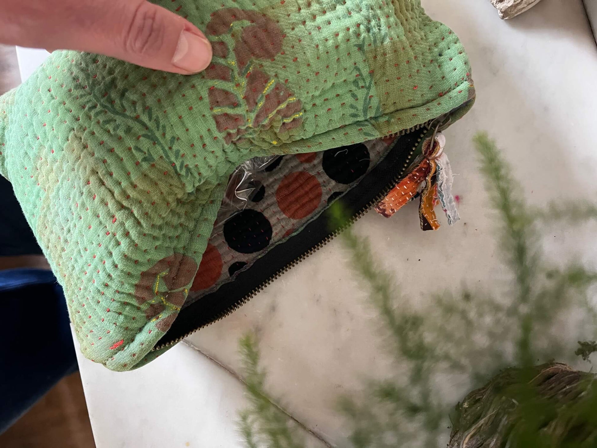 Pochette Kantha verte interieur avec motifs traditionnels indiens – accessoire artisanal.