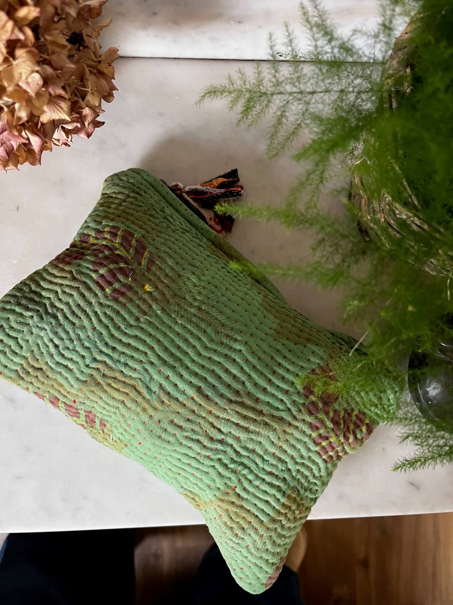 Pochette en Kantha verte faite main en Inde – petite trousse bohème.