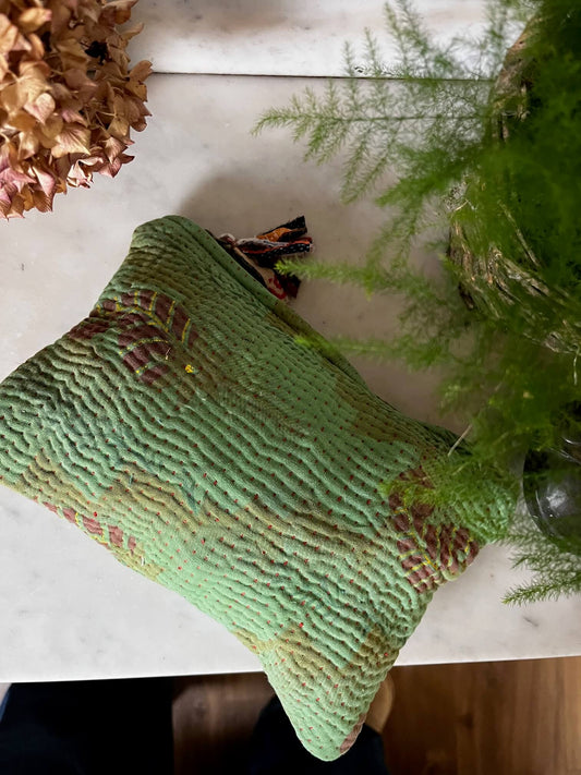 Pochette en Kantha verte faite main en Inde – petite trousse bohème.