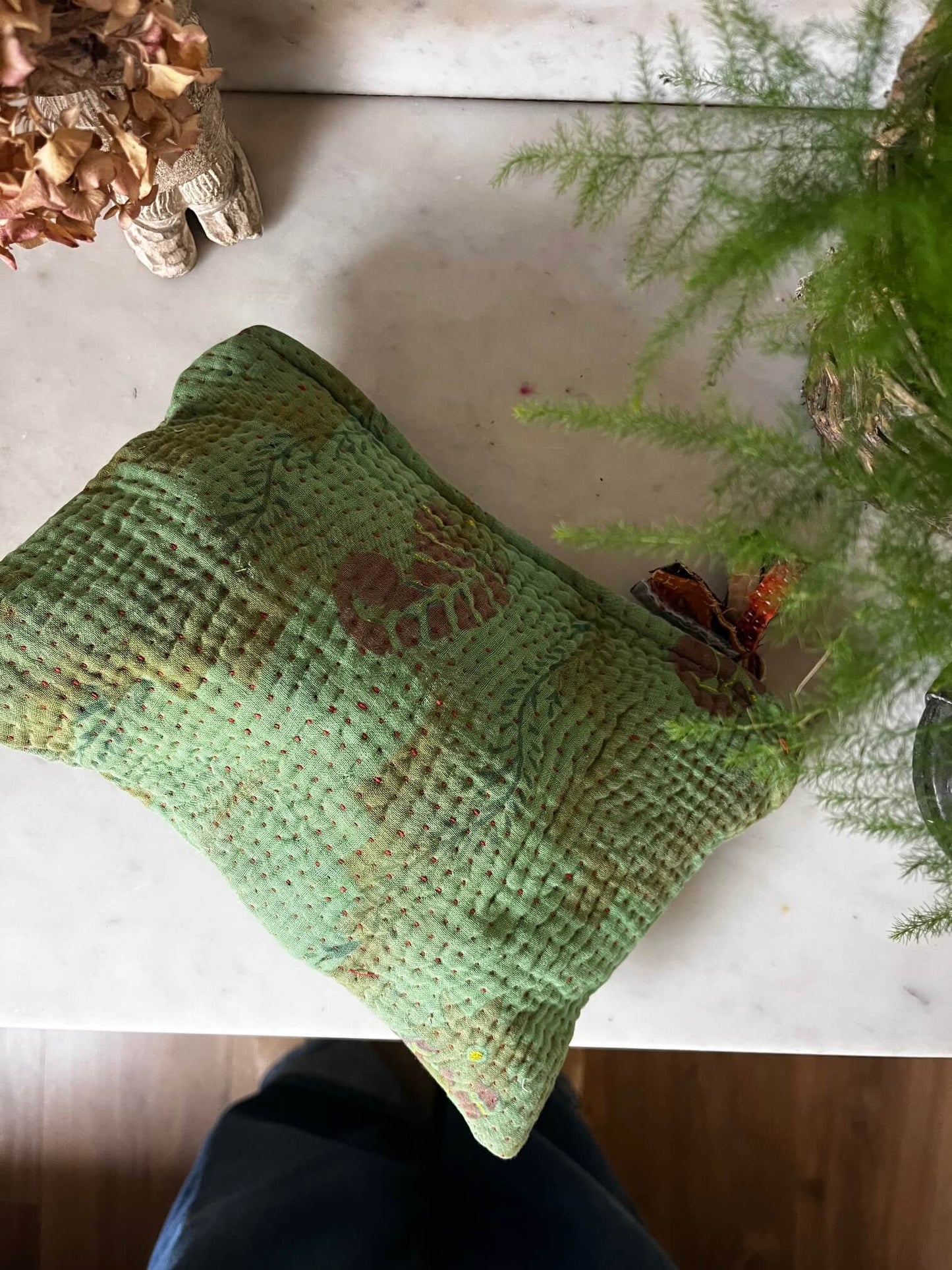 Pochette Kantha verte ouverte montrant la fermeture zip – trousse de voyage pratique.