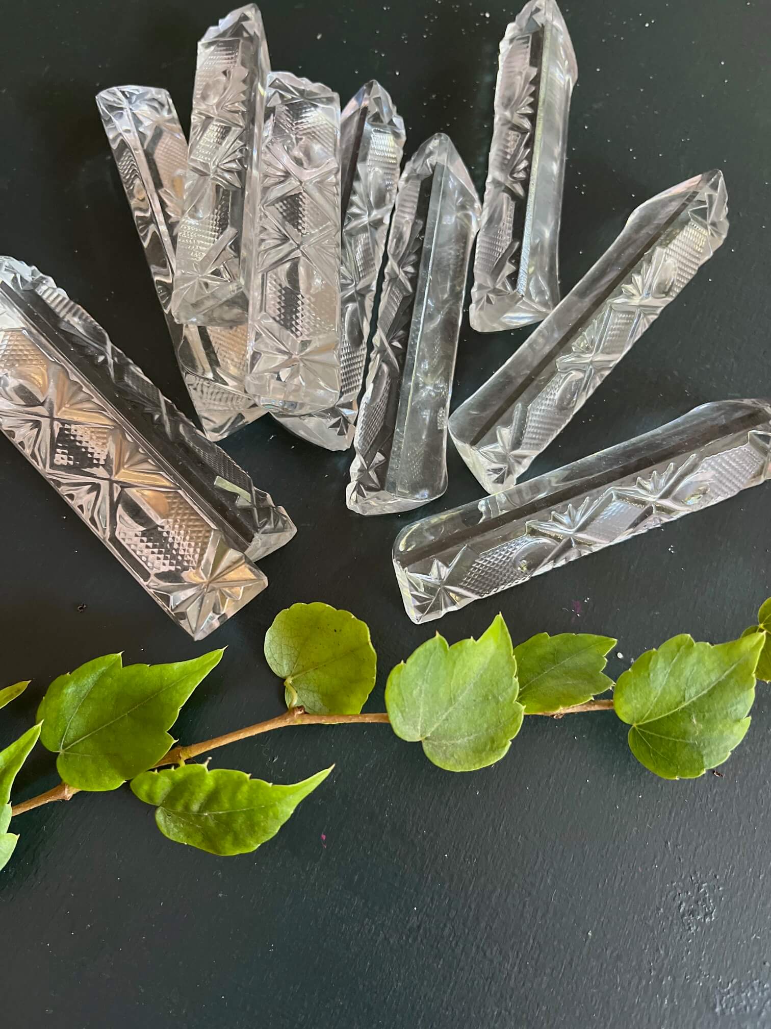 Portes-couteaux en verre sur table dressée élégante, art de la table français traditionnel