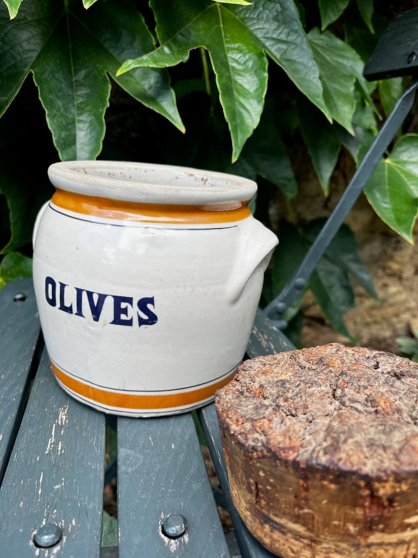 Pot à olives en grès artisanal français avec patine authentique décoration provençale