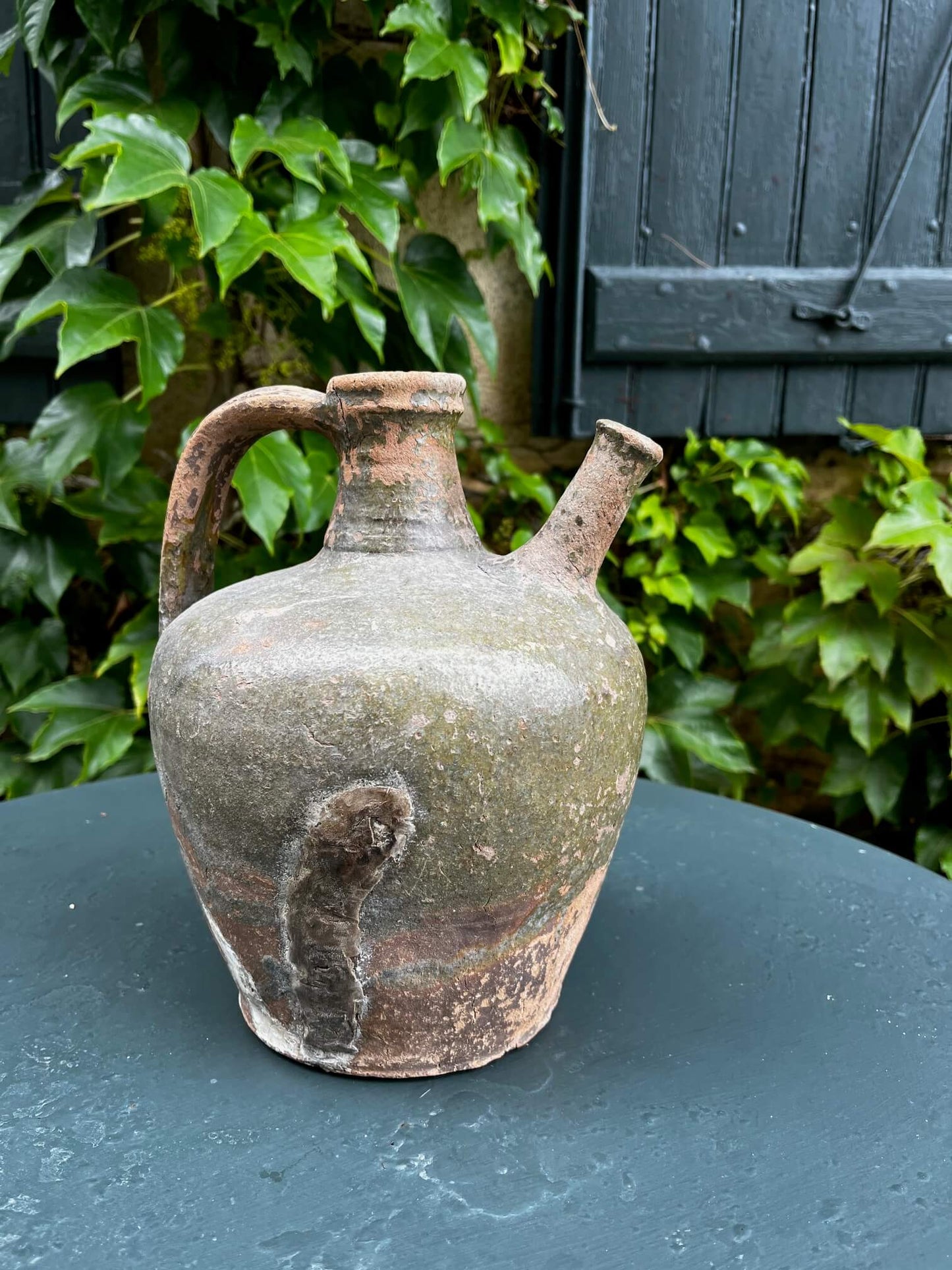 détail réparation sur cruche ancienne – poterie vernissée
