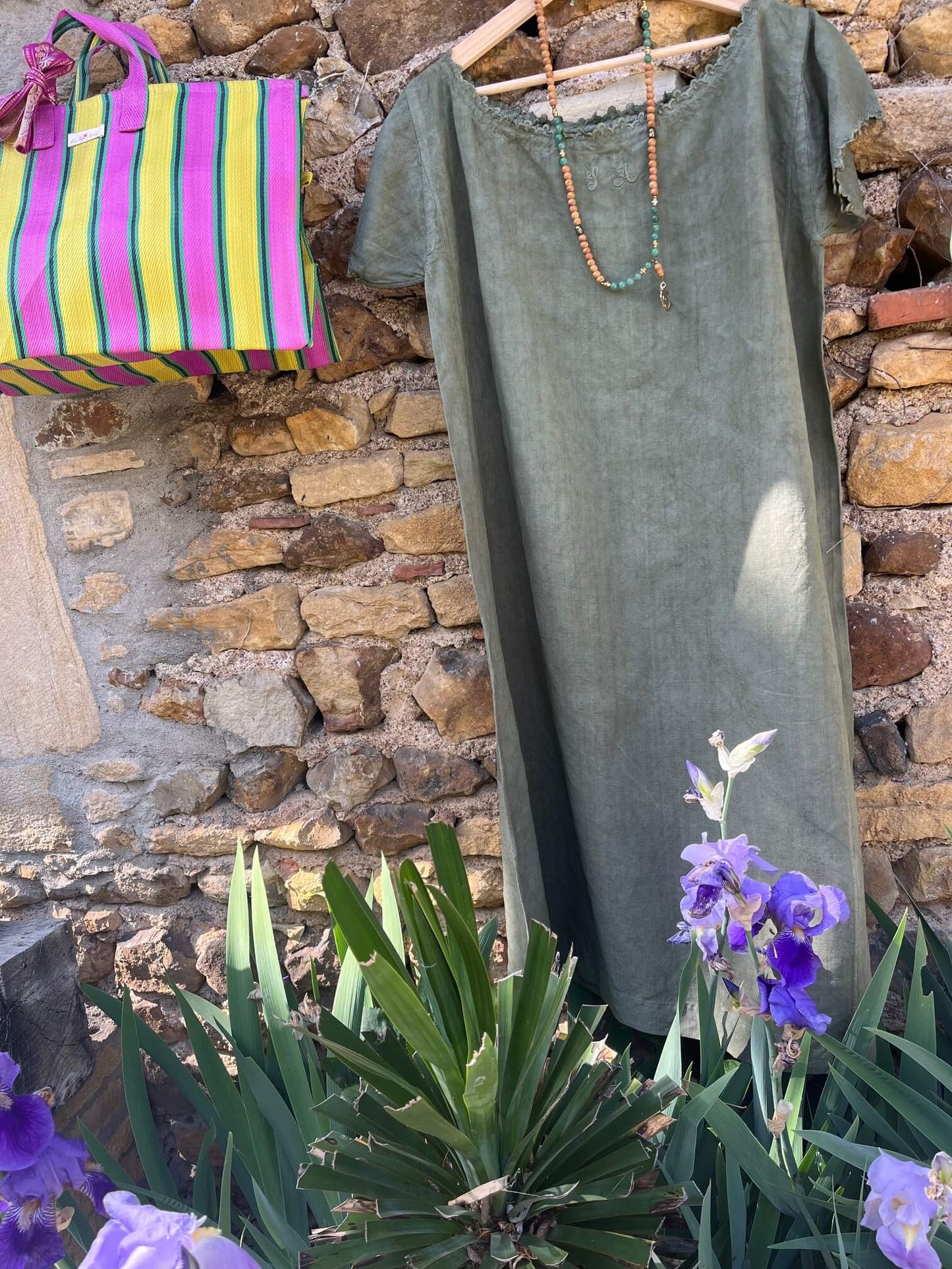 Robe ancienne kaki en lin et coton, accessoirisée avec collier et sac, look bohème chic pour l’été