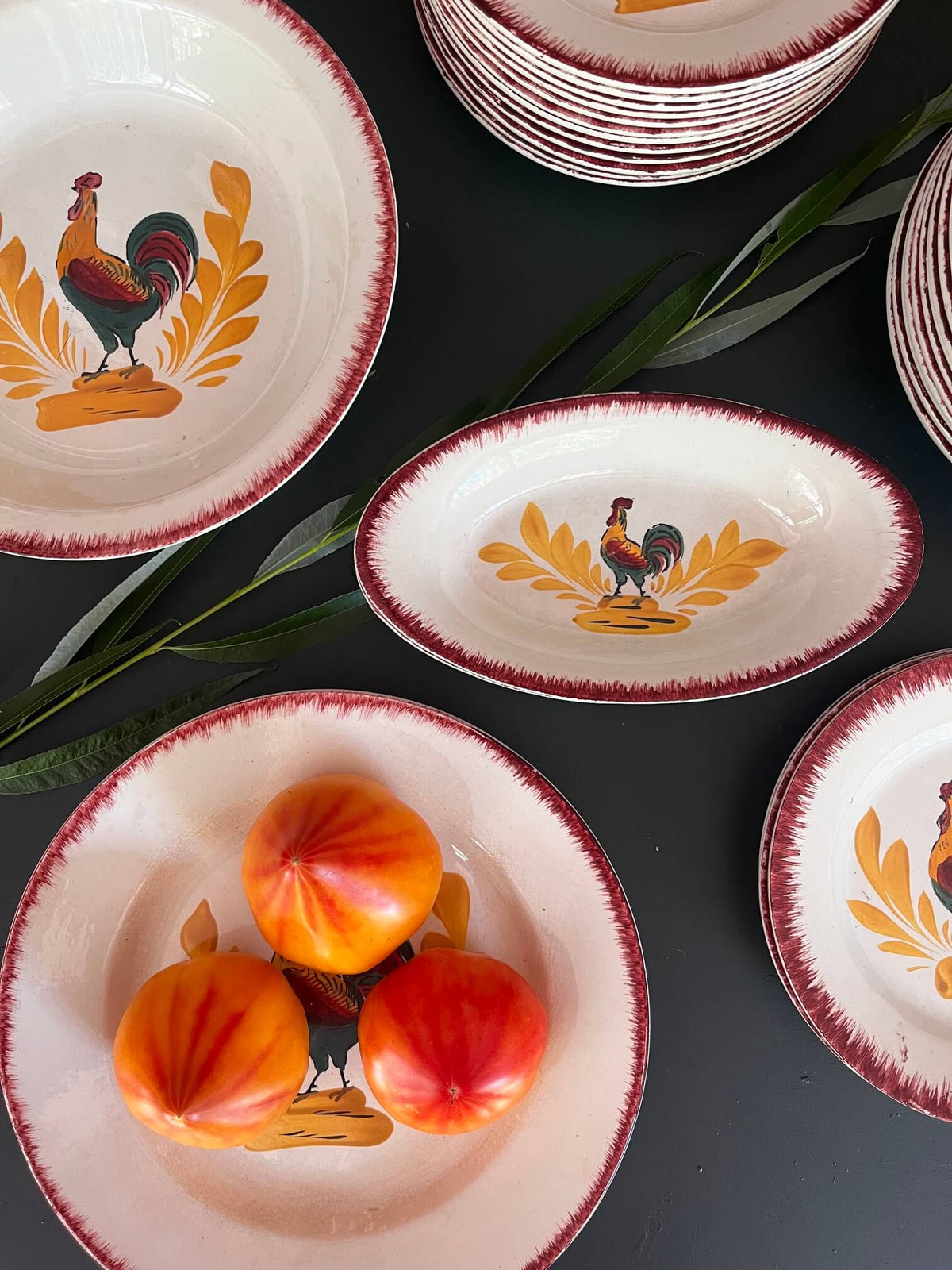Service Terre de Fer vintage aux motifs de coqs pour une table campagne chic