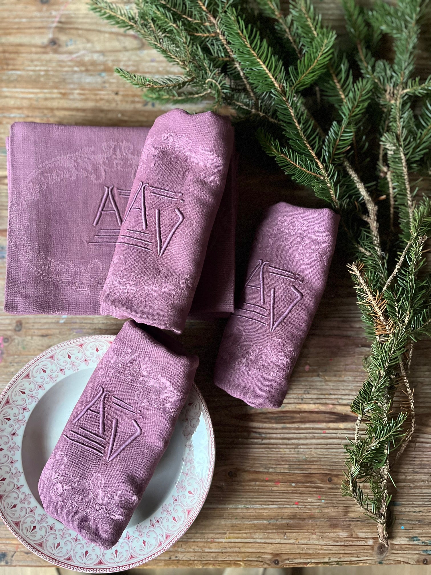 Serviette en coton damassé ancienne monogramme violet aubergine