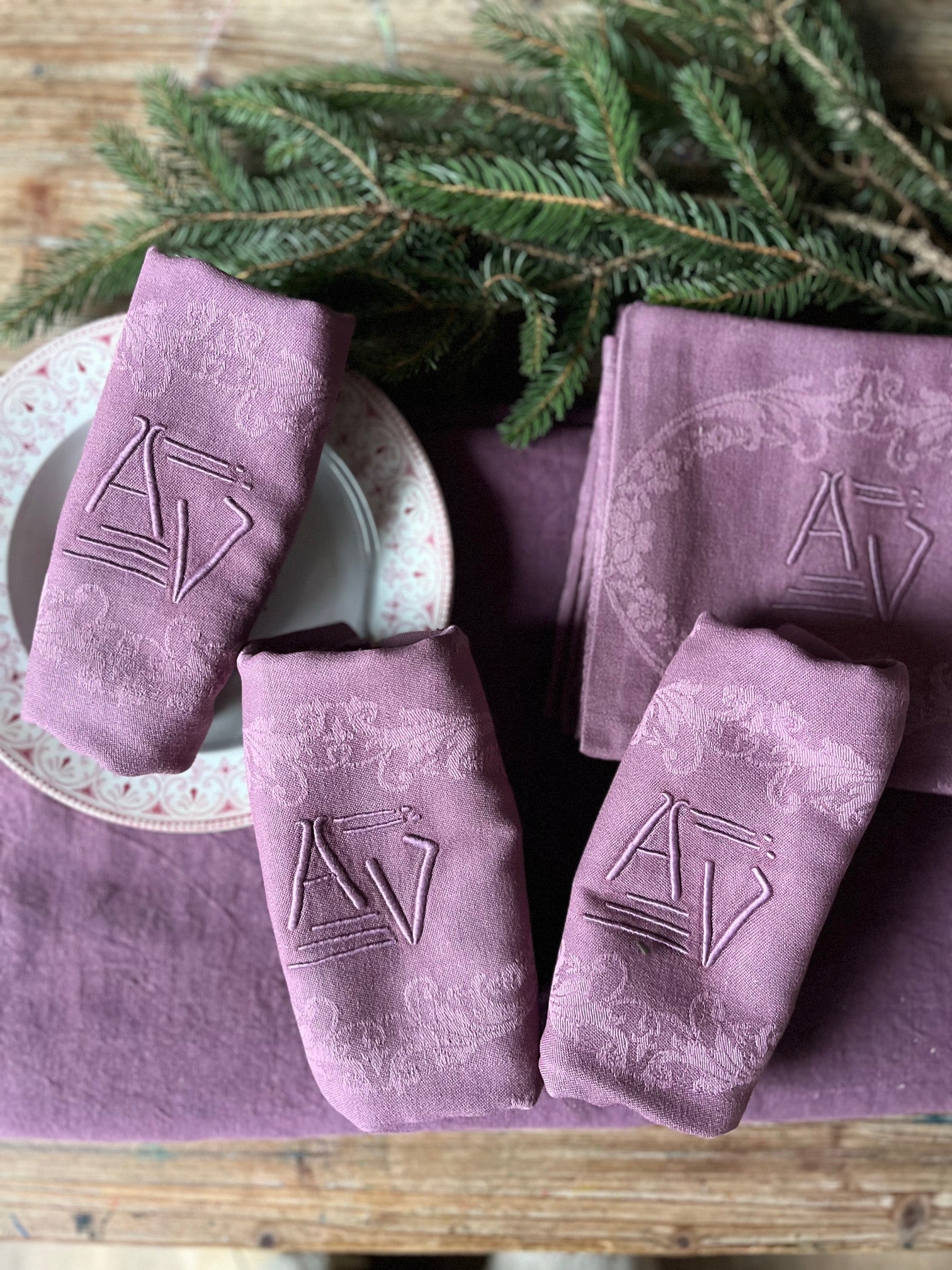Serviettes anciennes en coton damassé monogrammées teintes aubergine