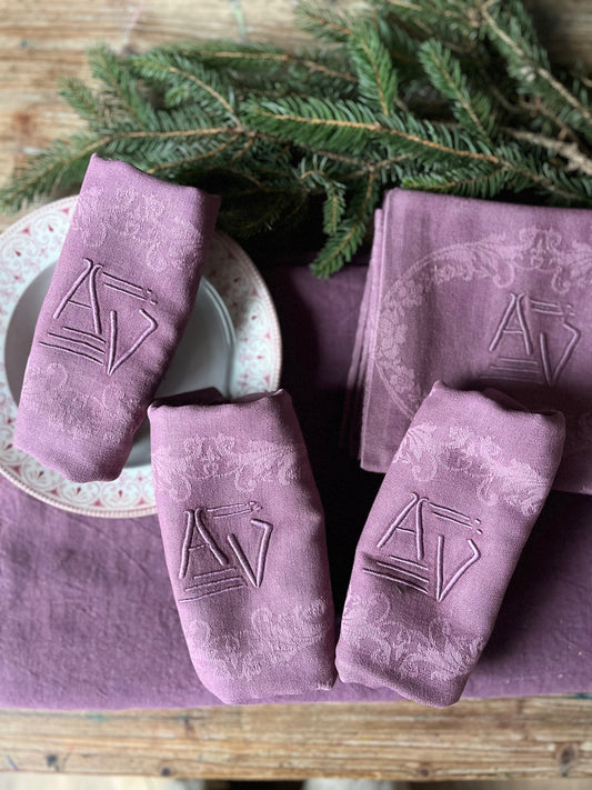 Serviettes anciennes en coton damassé monogrammées teintes aubergine