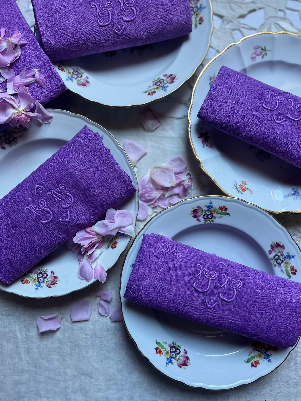 Serviettes de table anciennes lilas pour une table campagne chic
