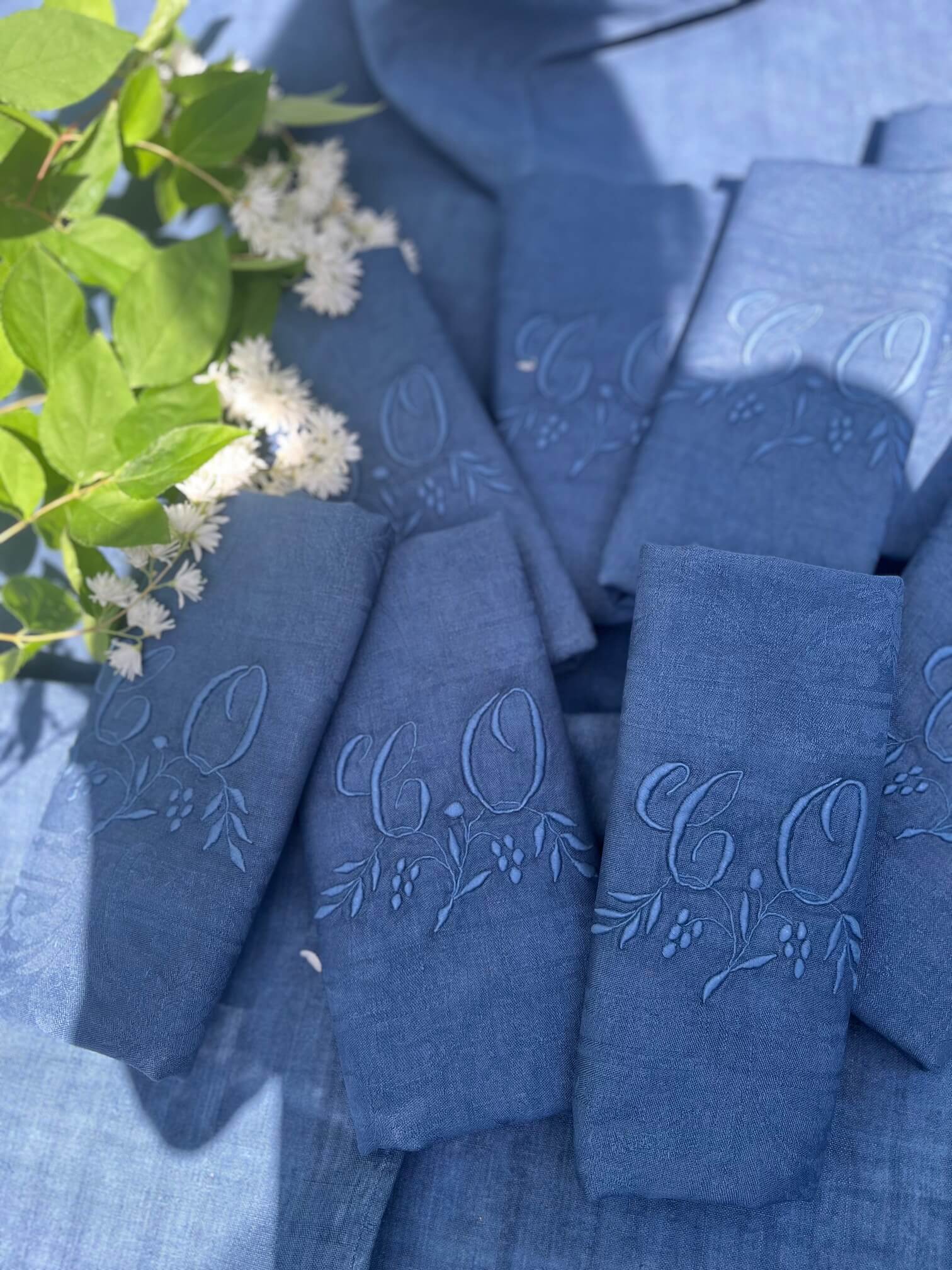 Serviettes anciennes françaises monogrammées CO teintes bleu nuit en linge ancien