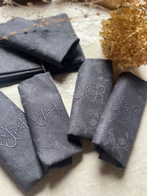 Serviettes anciennes monogrammées JR en linge teint noir charbon