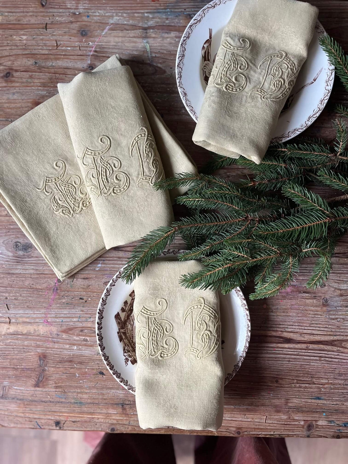 Lot de 9 serviettes anciennes ocre LD en coton damassé, linge ancien pour table de fête