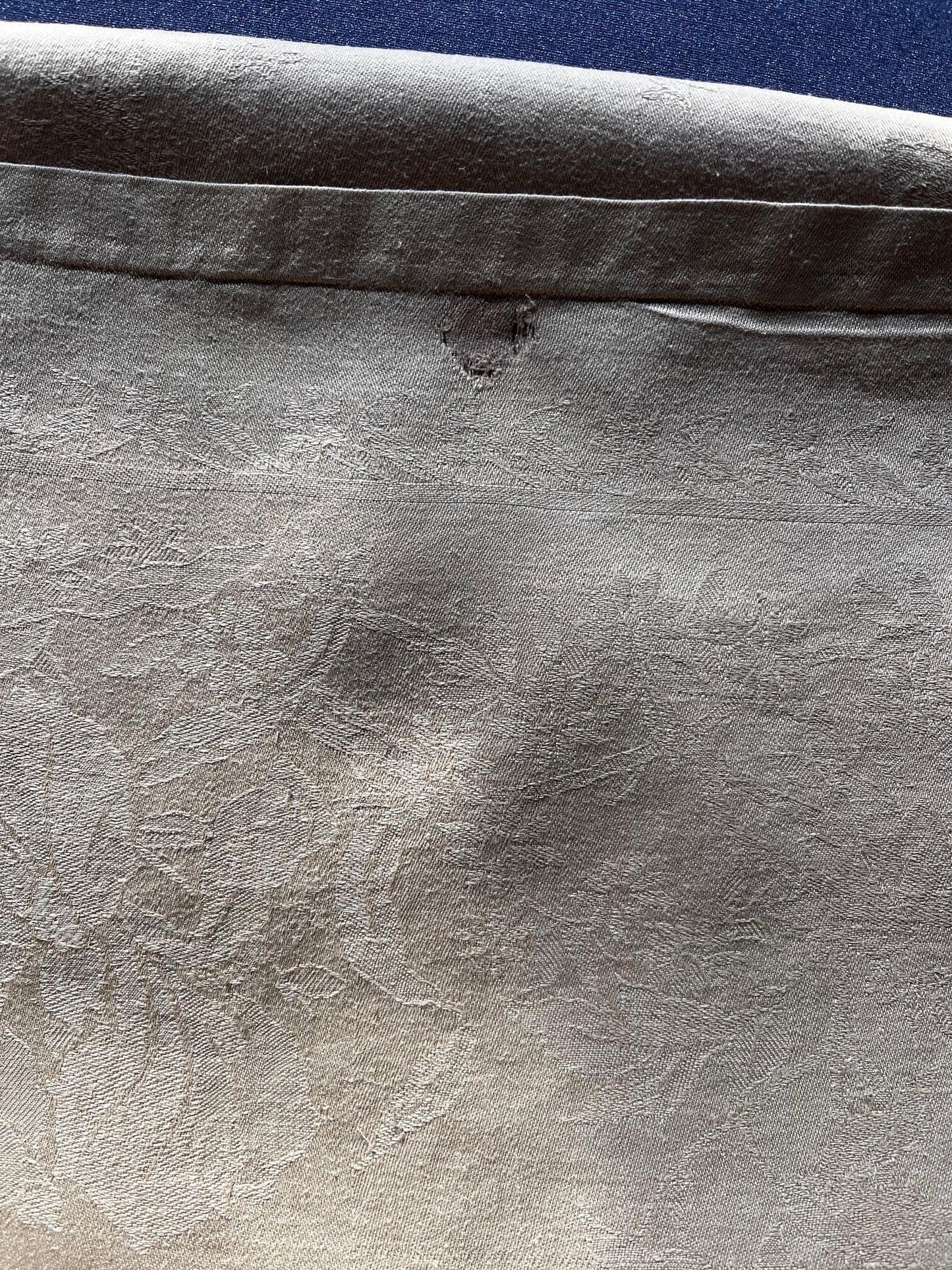 Serviettes anciennes ocre disposées sur table décorée pour repas de fête