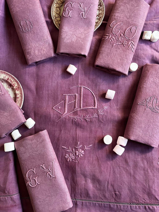 Serviettes anciennes dépareillées teintées vieux rose avec monogrammes brodés