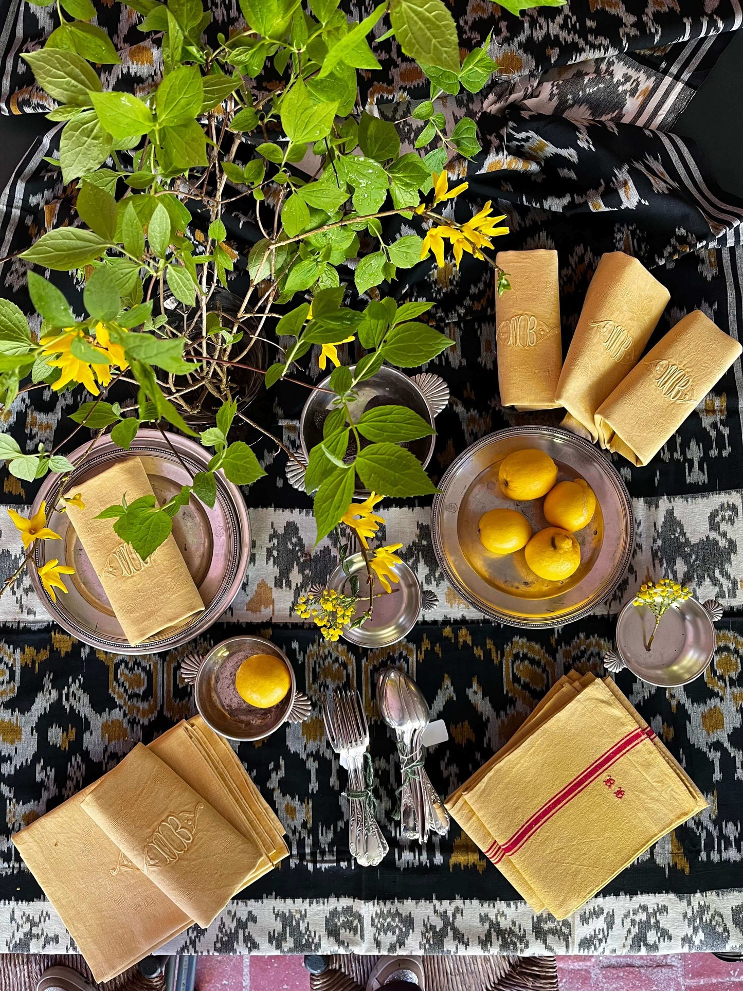 Serviettes anciennes teintes en jaune en coton damassé avec monogramme MB – linge de table ancien