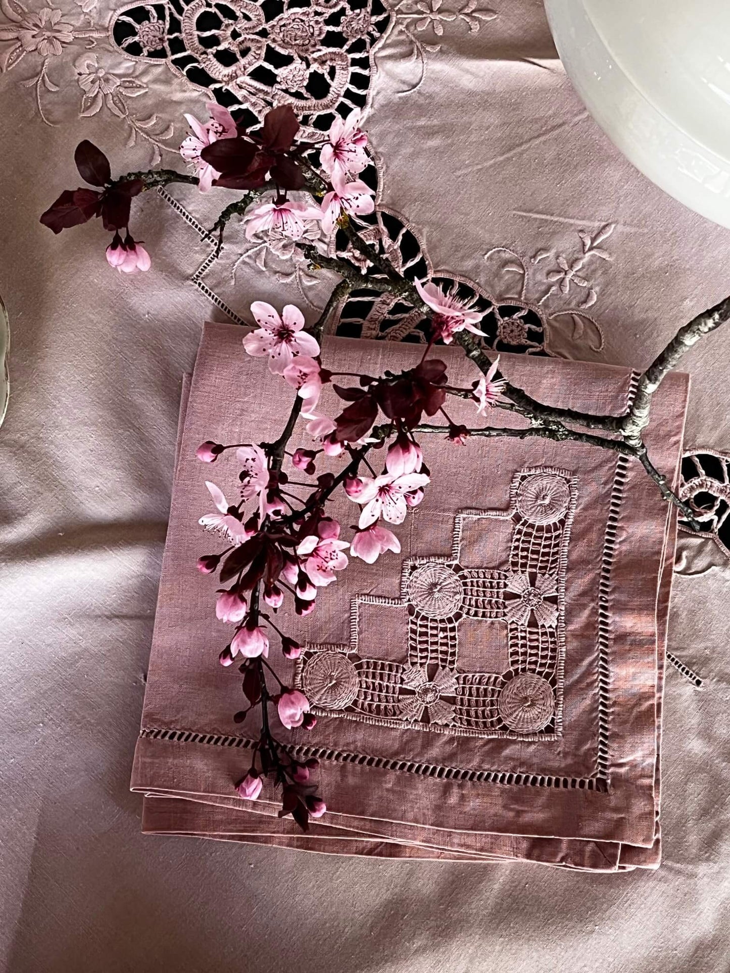 Serviettes anciennes en lin teintées à l’avocat rose poudré