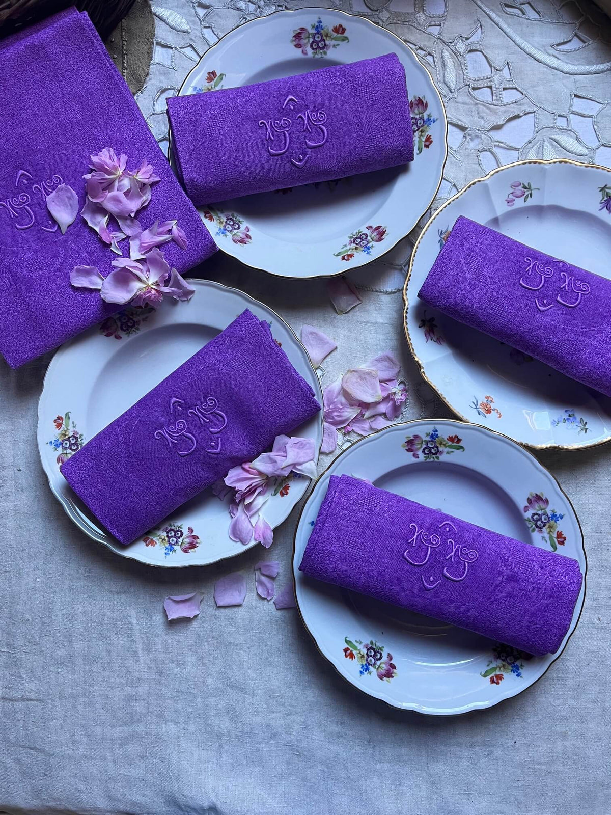Serviettes anciennes lilas avec monogrammes brodés