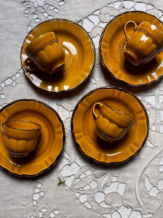 Set de 4 tasses à café anciennes avec soucoupes jaune moutarde