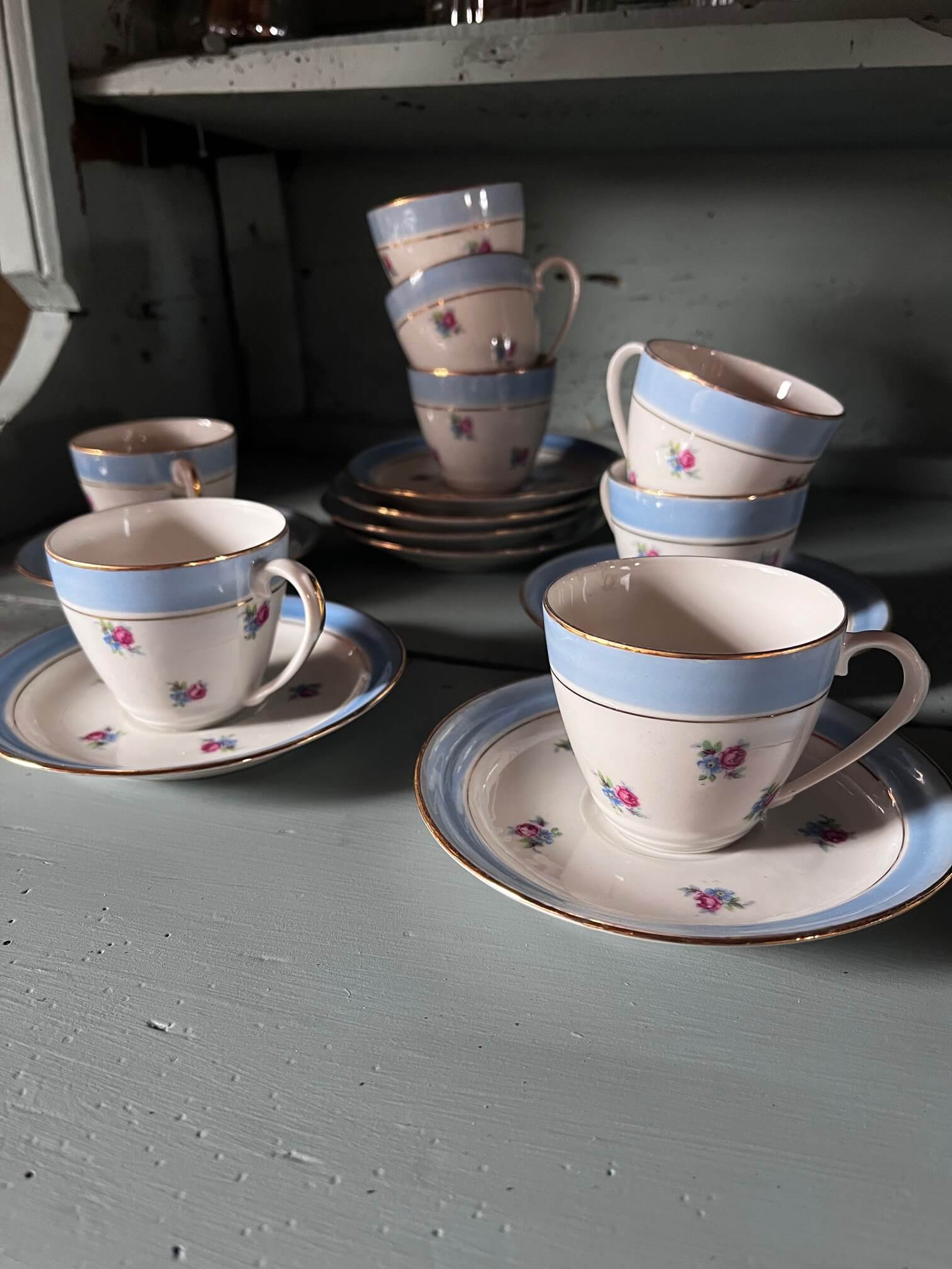 Tasses à café vintage fleuries avec soucoupes, vaisselle ancienne chinée en brocante