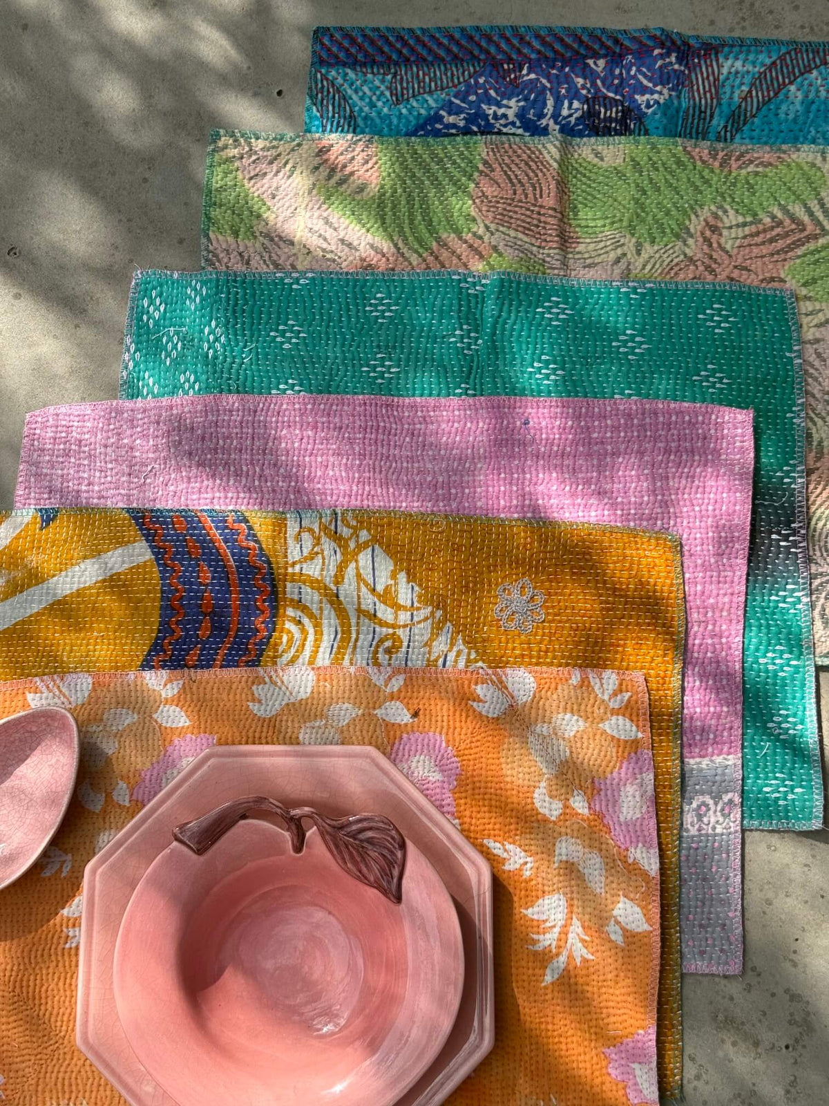 Set de table réversible en Kantha indien montrant ses deux faces
