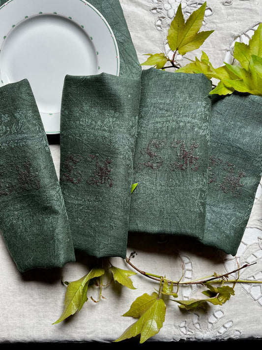 Set vintage composé d’une nappe et de serviettes anciennes teintées vert anglais, style campagne chic
