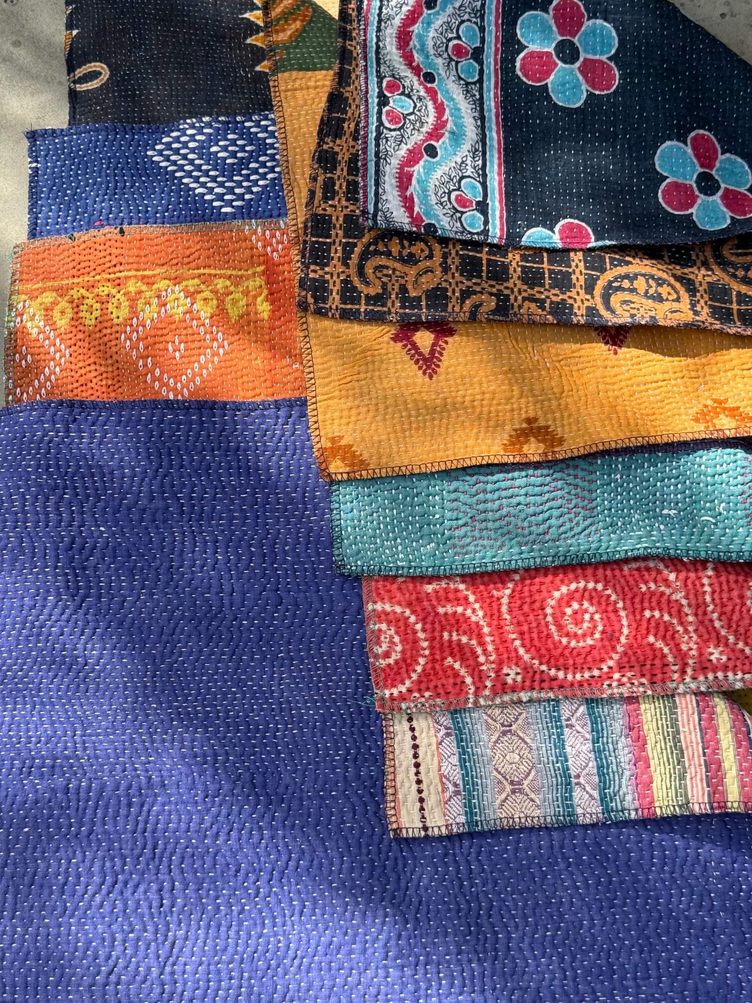 Set de table Kantha bleu avec assiette jaune et verre ambré
