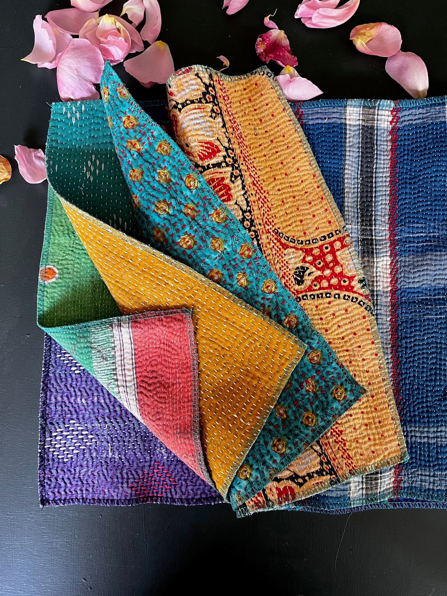 Set de table Kantha réversible avec nuances de bleu indigo – linge de table artisanal.