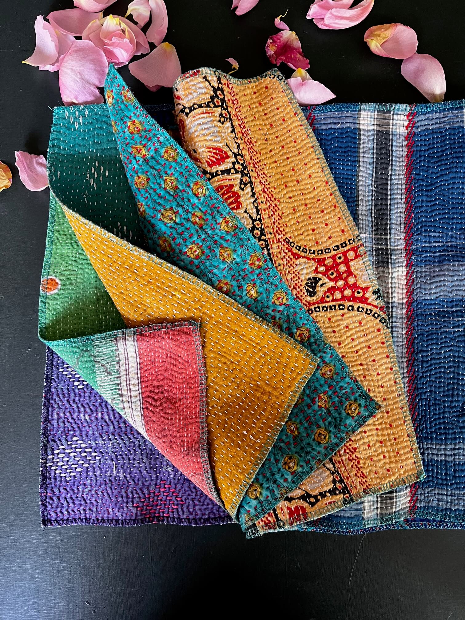 Set de table Kantha réversible avec nuances de bleu indigo – linge de table artisanal.