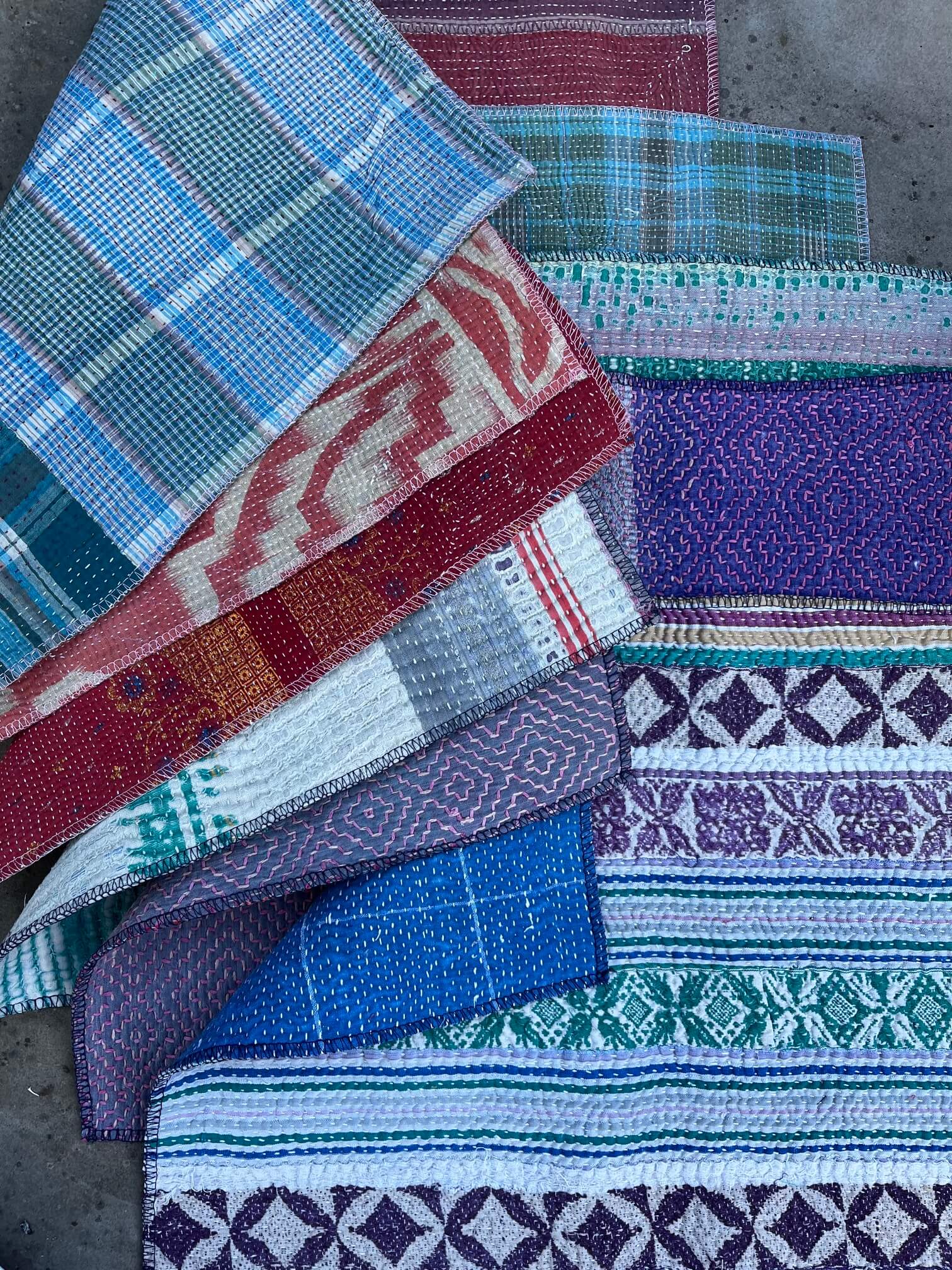 Sets de table kantha réversibles dans une ambiance de table vintage bohème